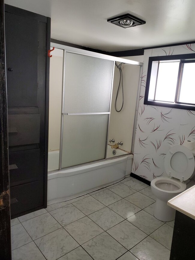 Building Photo - 2bed 2bath House