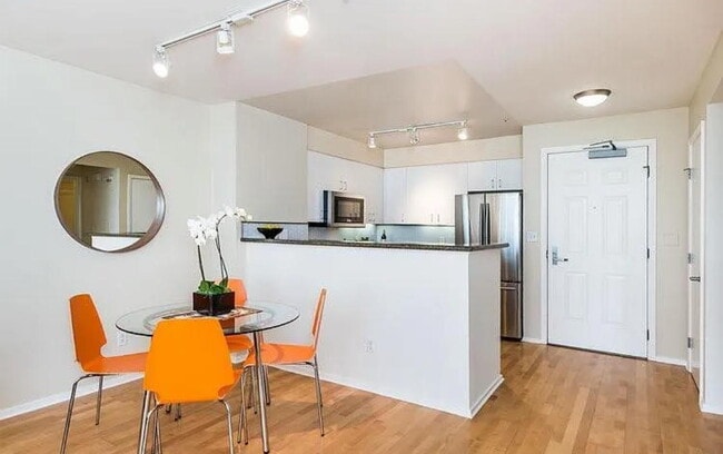 Building Photo - Lovely one bedroom, one bath condo, that has been recently updated with fresh paint.