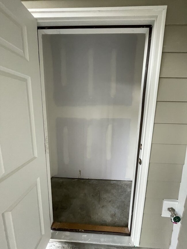 Building Photo - Townhome less than 2 miles from Downtown C...