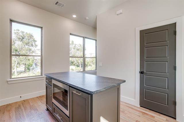 Building Photo - 302 Foch St