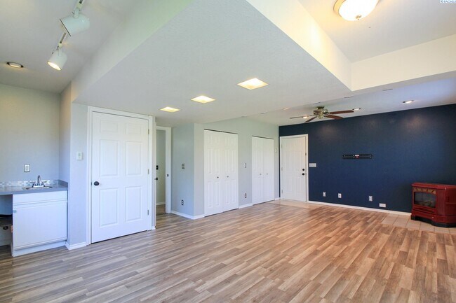 Building Photo - Rent Special! Large 4 Bed/2 Bath + Office ...