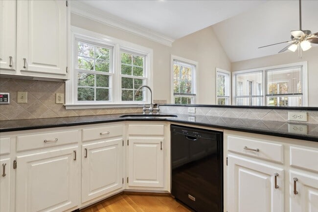 Building Photo - Kingsmill Gem