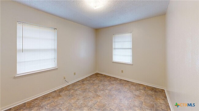 Building Photo - 911 S 27th St