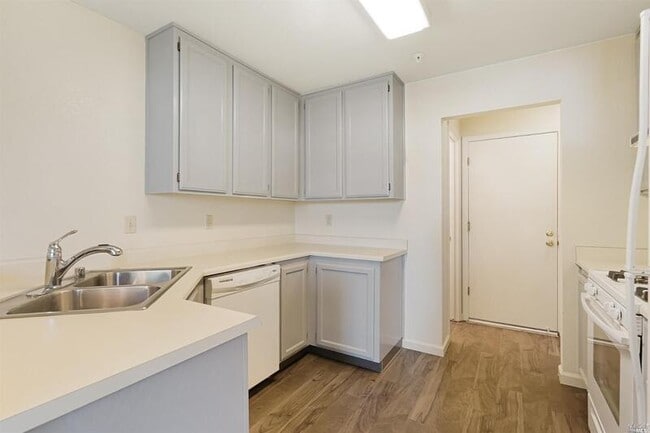 Building Photo - 7 Meridian Cir