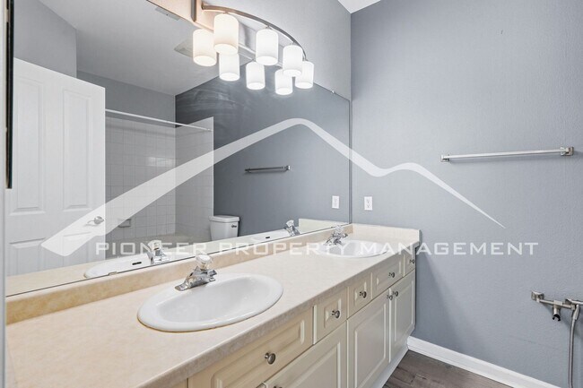 Building Photo - Spacious Condo with Central AC and Washer/Dryer