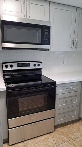 Building Photo - 9371 Fontainebleau Blvd