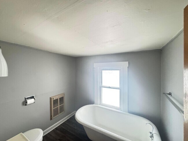 Building Photo - 617 E Main St