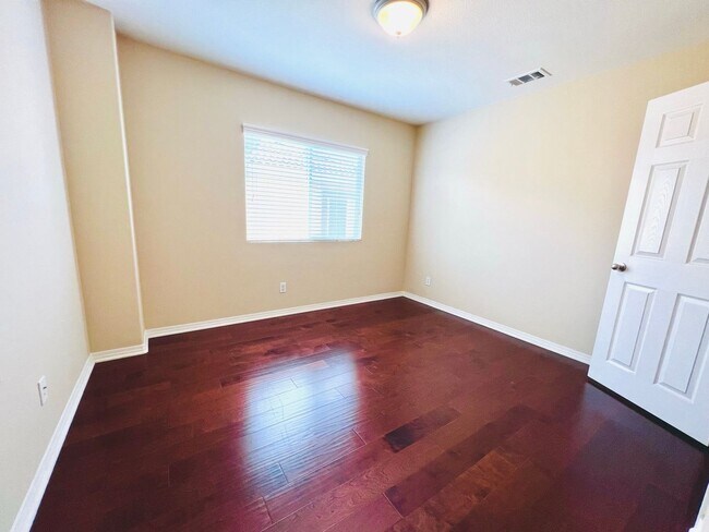 Building Photo - Beautiful 4 Bedroom home
