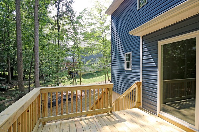 Building Photo - Light-filled Lake Monticello Home (Applica...