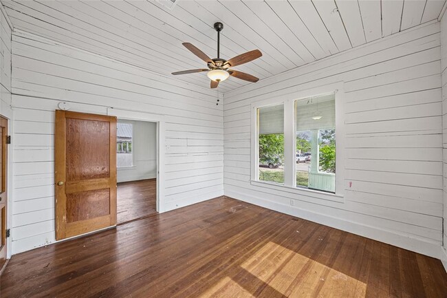 Building Photo - 433 E Davilla St
