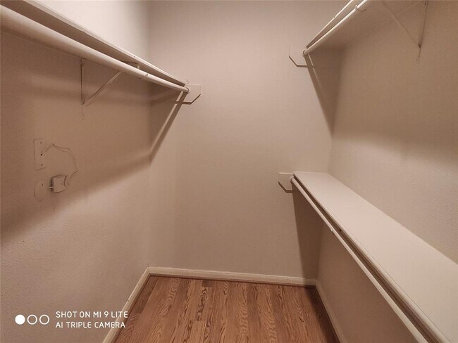 Building Photo - 2255 Braeswood Park Dr