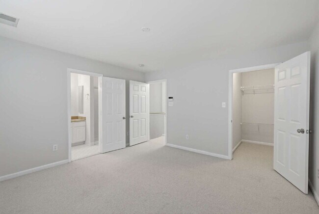 Building Photo - Elegant End-Unit Townhome with Exceptional Community Amenities