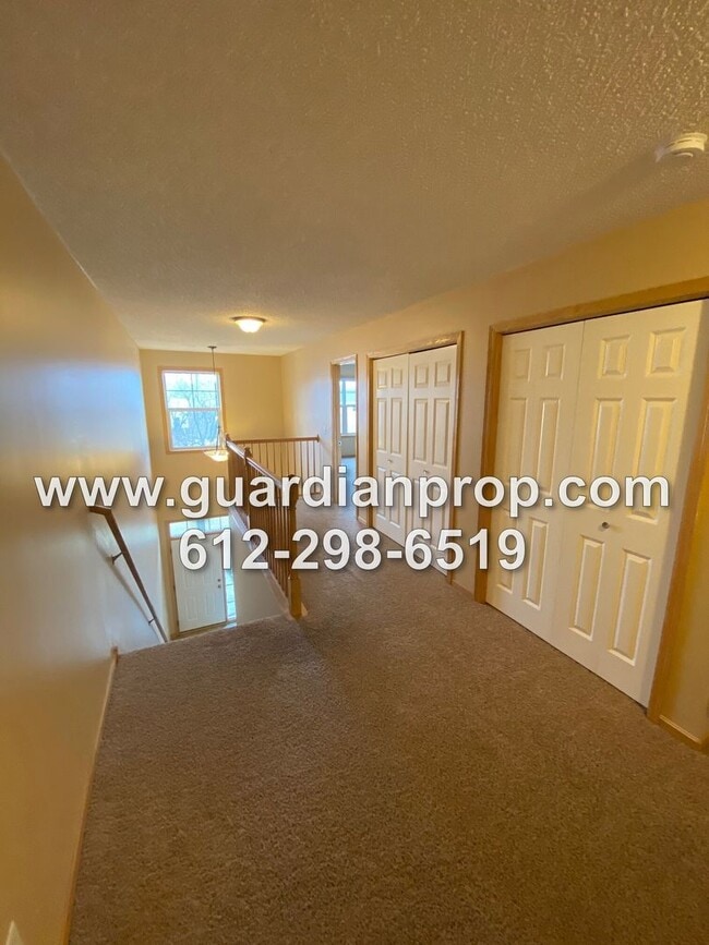 Building Photo - Huge End Unit Townhouse for November 1, Op...