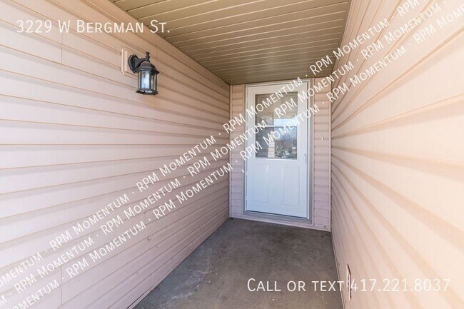 Building Photo - 3229 W Bergman St