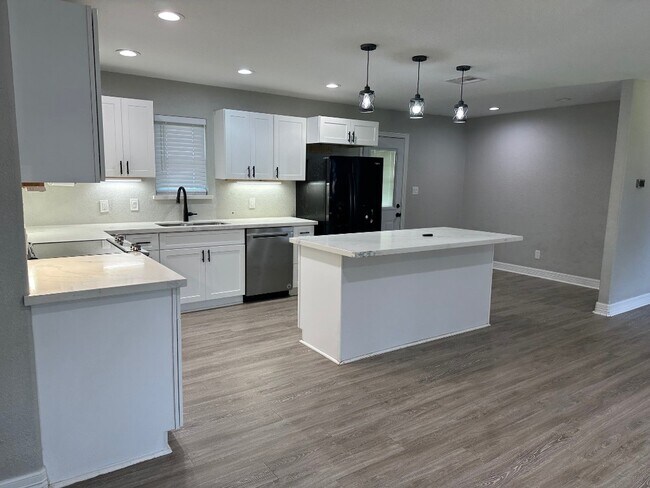 Building Photo - 625 Elm St