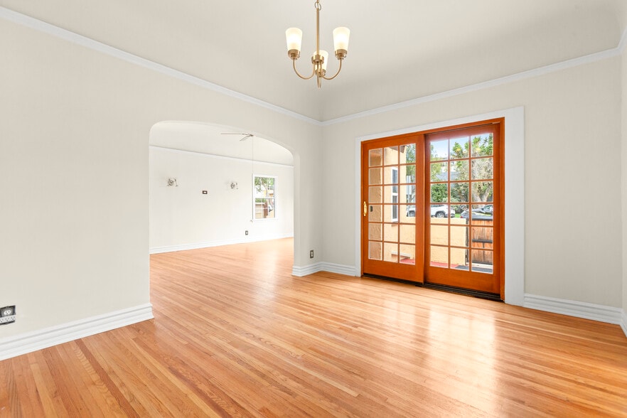 Building Photo - 827 N Laurel Ave