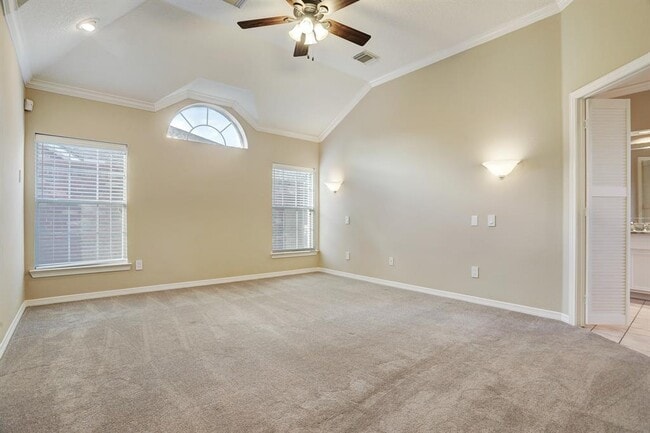 Building Photo - 316 Parkwood Village Dr