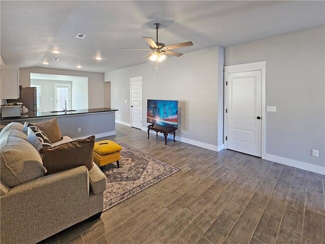 Building Photo - 2091 Bluebonnet Ln