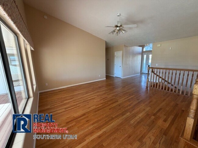 Building Photo - Golf Course Home