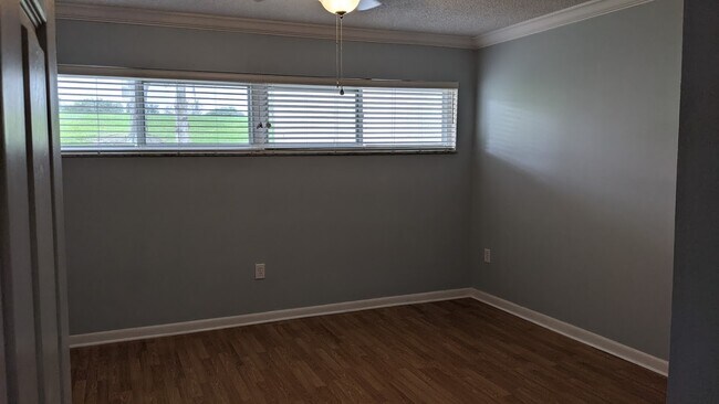 Building Photo - 3373 S Royal Oaks Dr