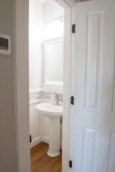 Building Photo - 16015 Kelly Park Cir