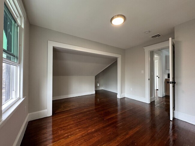 Building Photo - 47-49 Mead St