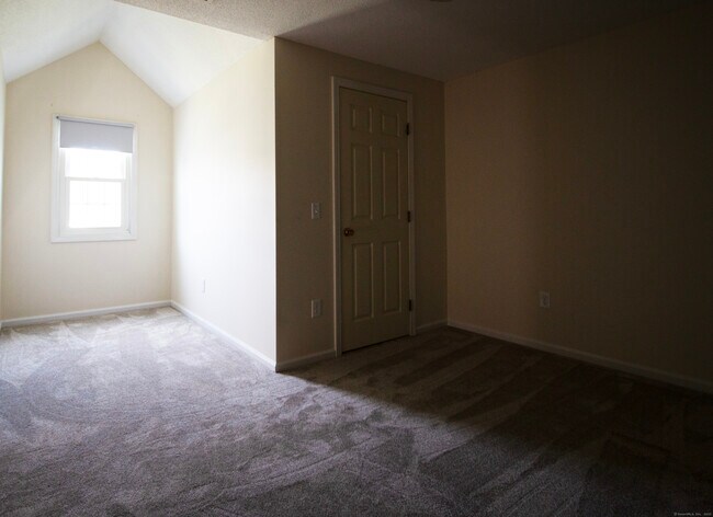 Building Photo - 378 Meridian St Ext