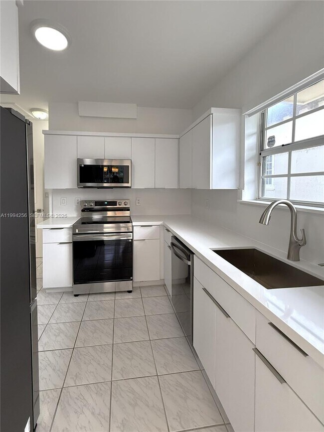 Building Photo - 502 Madeira Ave