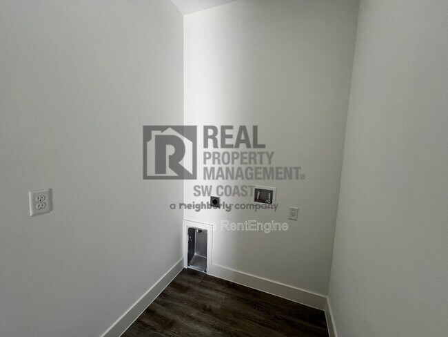 Building Photo - 1263 Hillcrest St E