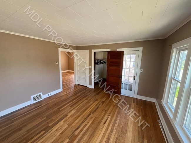 Building Photo - 2 Bedroom 1 Bath Apartment w/ Basement