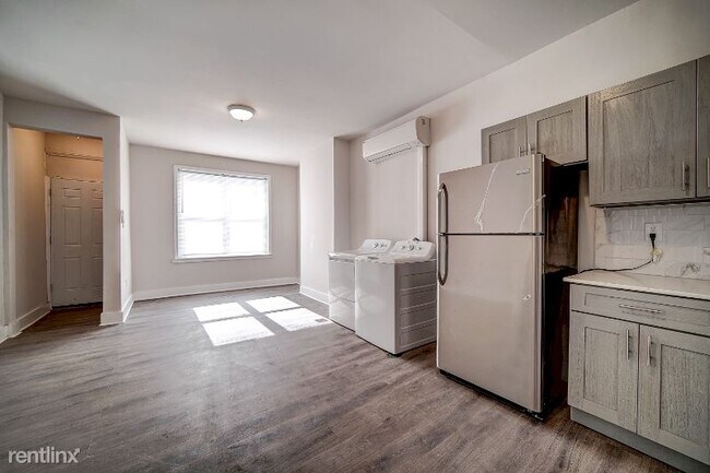 Building Photo - 1 br, 1 bath Townhome - 655 E Wishart St