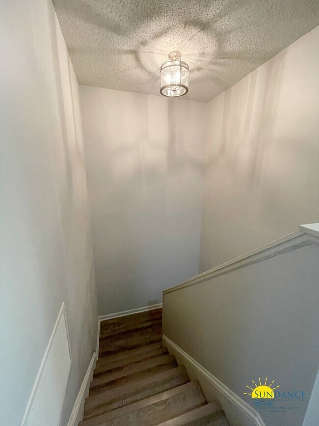 Building Photo - Stunning 3 Bedroom Townhome in Shalimar!