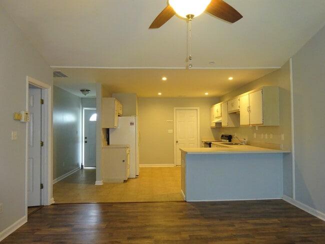 Building Photo - A cutie pie of a home!