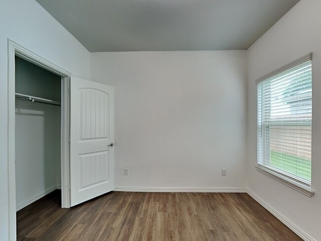 Building Photo - 1548 Woodlake Dr