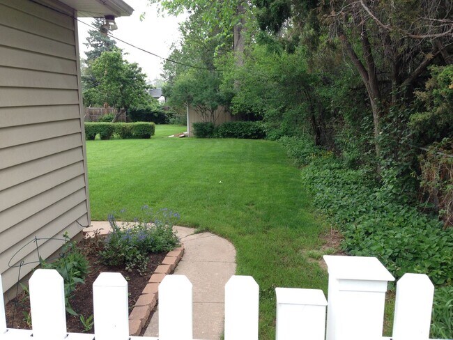 Building Photo - Evolve Real Estate: Available 6/6/2026! Quaint 3 Bedroom Ranch with Huge Yard in University Hills...