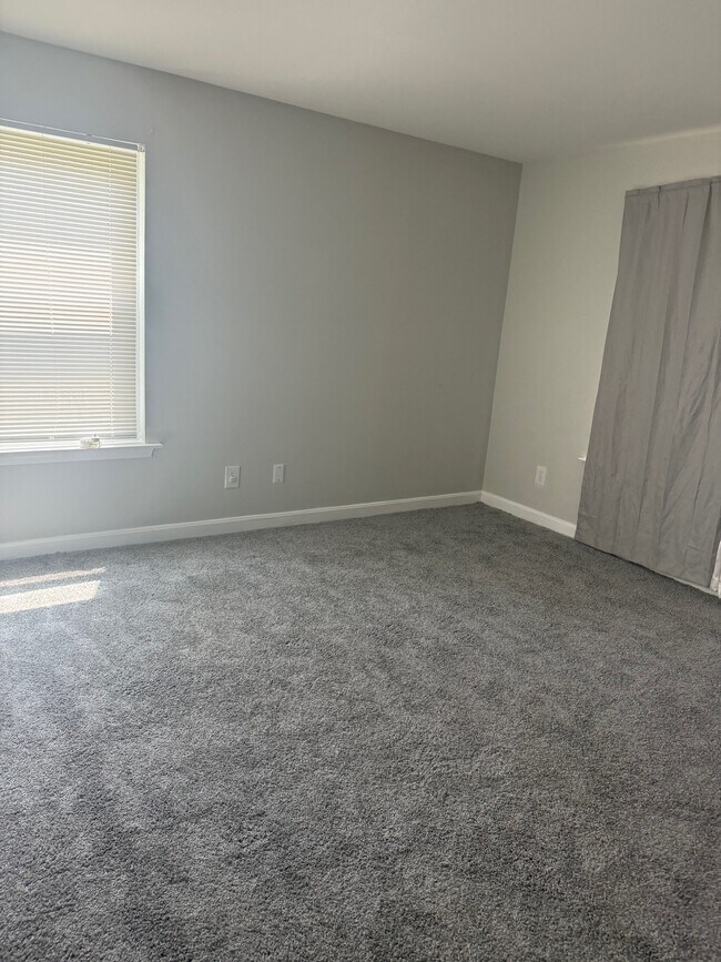 Master BD room - 13700 Modrad Way