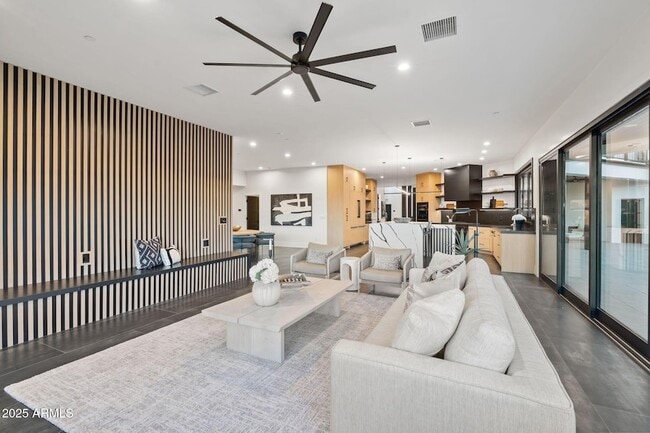 Building Photo - 3135 E Palo Verde Dr