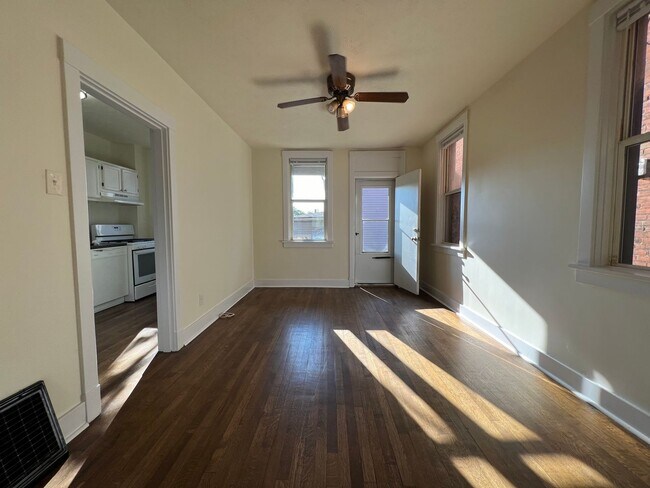 Building Photo - Now showing 2BR 1 Bath Townhouse!