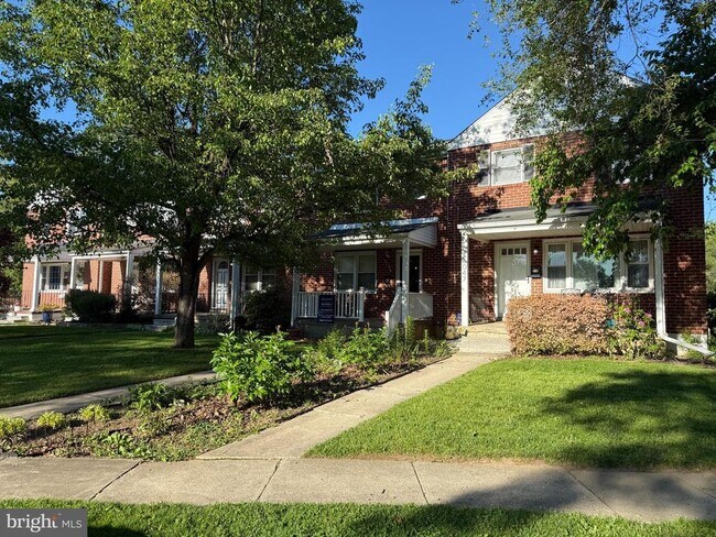 Building Photo - 1049 Winsford Rd