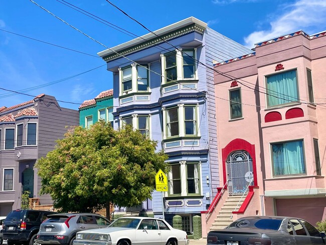 Building Photo - 3BR/2BA Renovated Victorian Full Floor Fla...