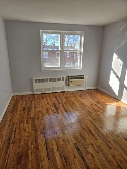 Building Photo - 716 E 58th St