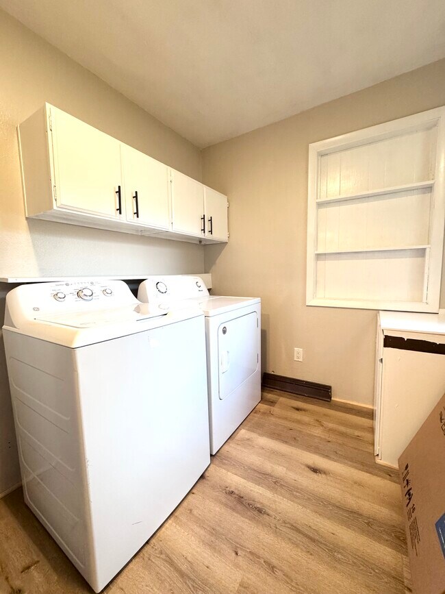 Building Photo - 102 E 8th St