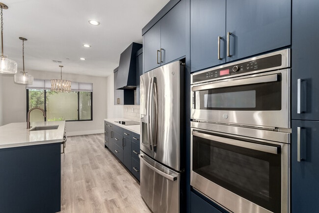 Building Photo - 165 E Lexington Ave