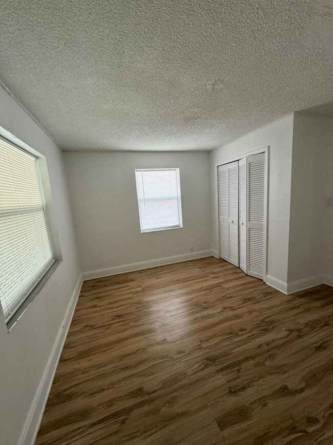 Building Photo - Spacious 4BR Home | Private Yard | Great L...