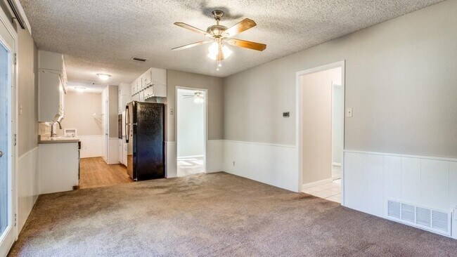 Building Photo - 1421 Karla Dr