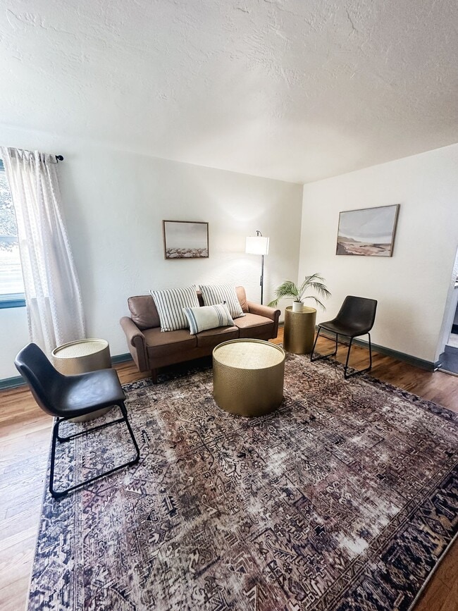 Building Photo - Newly remodeled one bedroom apartment