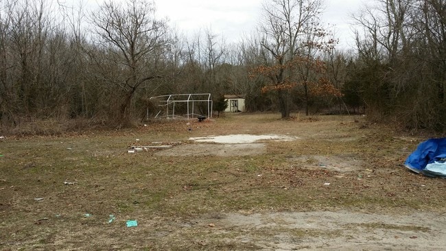 Building Photo - 620 N County Line Rd