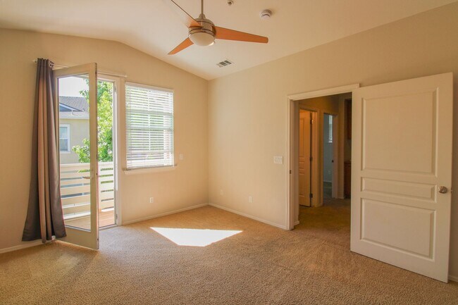 Building Photo - 4 bedroom 2.5 bathroom condo in Broad Street Village Complex