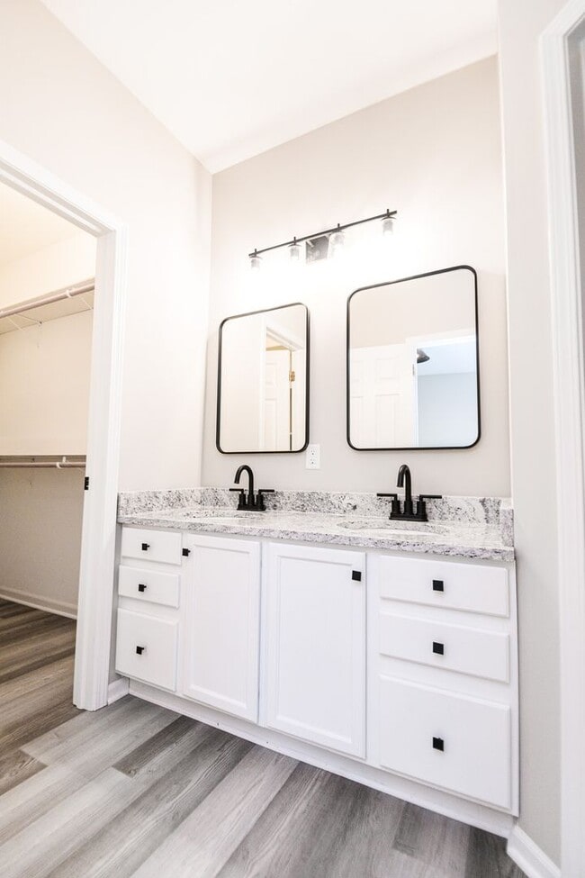 Building Photo - 2 bed 2 bath Ranch Townhouse in Winfield