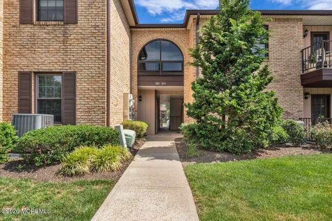 Building Photo - 803 Wellington Pl